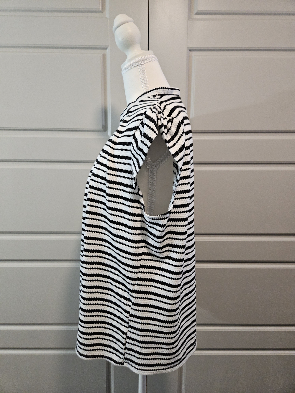 ELLE Black & White Geometric Scallop Stripe Cap Sleeve High Neck Top Size XL - Picture 4 of 4